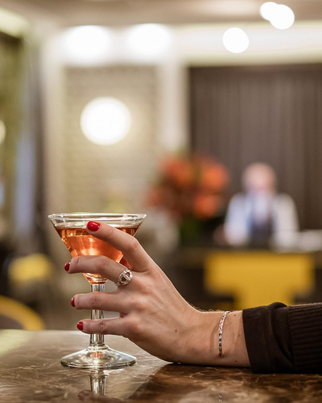 Coctel naranja en el bar del hotel Le Marquis 
